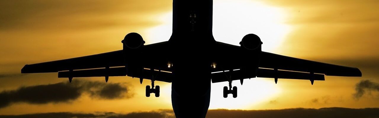 Vliegtuig in lucht met zon