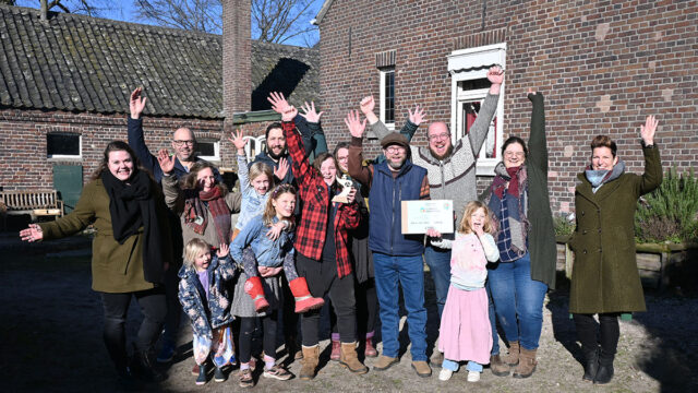 Uitreiking Kringlogoprijs aan de mensen van De Leef en Groei Hoeve in Maasbree