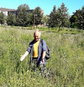 Foto van Peter Alblas in het veld